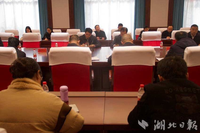 胡金云等县领导继续参加县政协委员分组讨论(1).doc