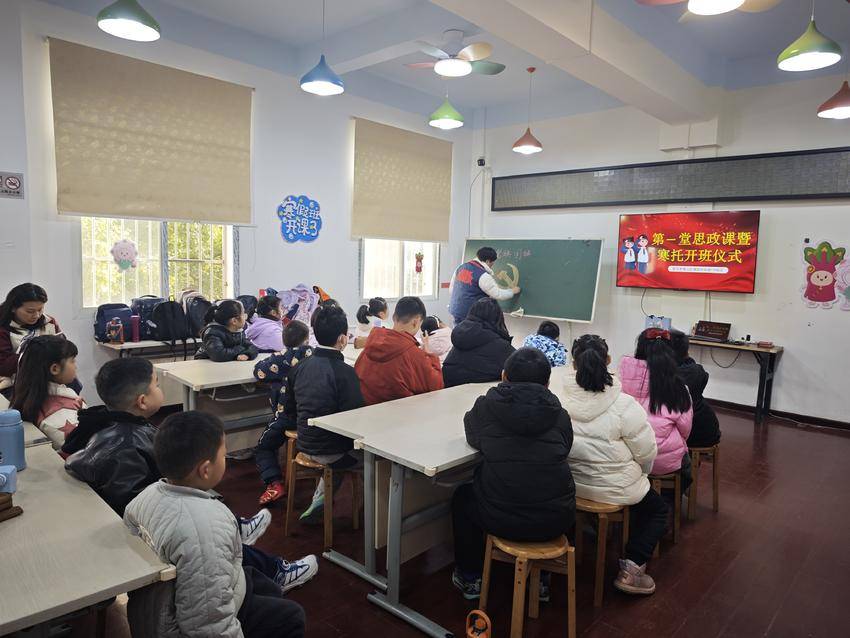 社区开启寒假托管，“五老”带来思政绘画课.doc