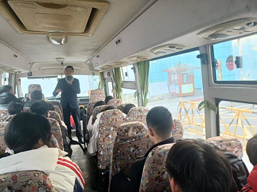 安陆市洑水镇初级中学开展校车安全应急演练.docx