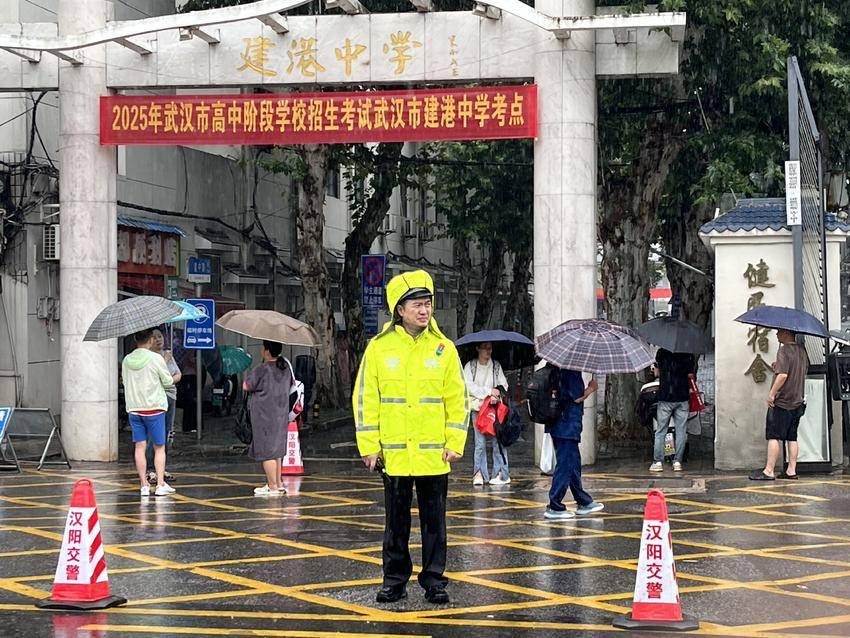 汉阳公安雨中中考护航记：为梦想撑起“平安伞” - 湖北日报新闻客户端