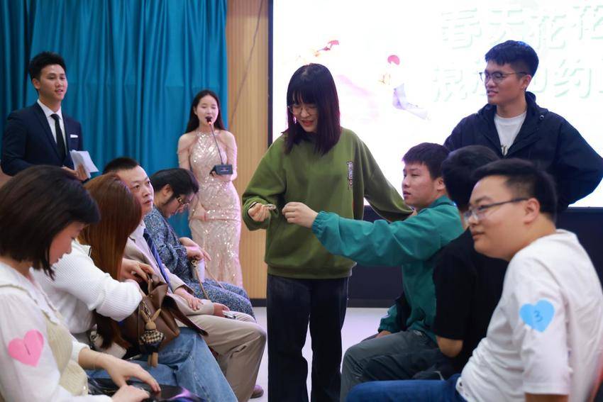 “春天花花 浪漫如约至” 社区开设“家门口”相亲会.docx