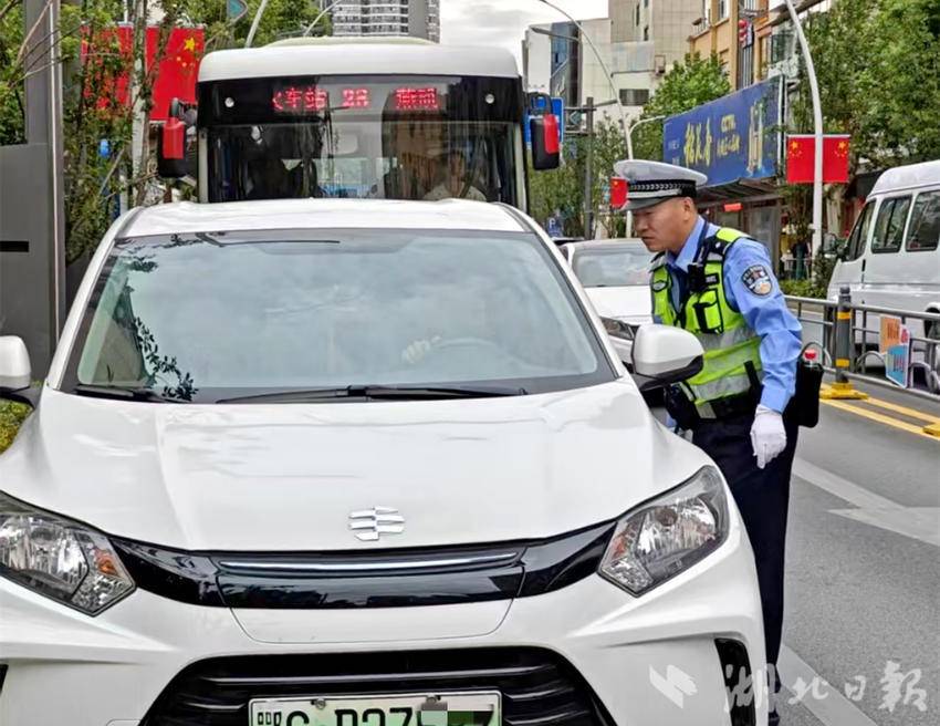 交警在路面执勤