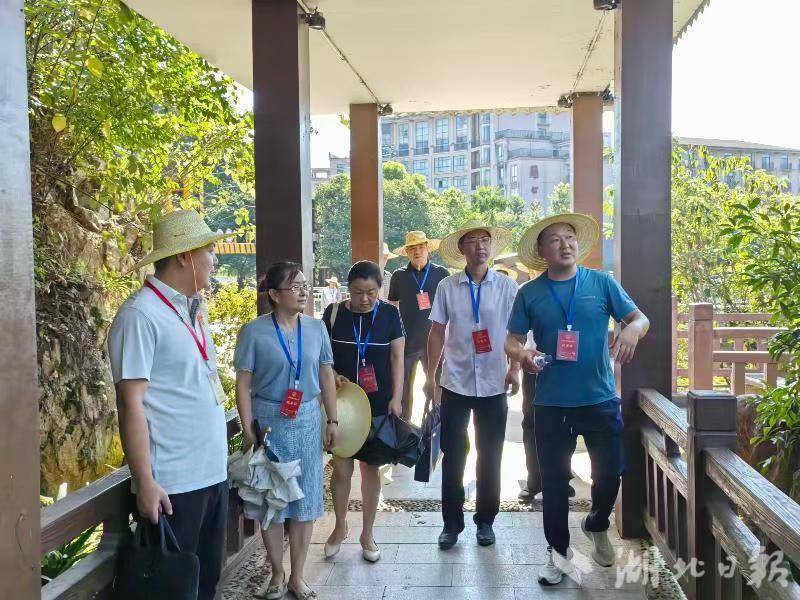 2024年8月，咸安区温泉街道开展淦河保护立法调研。