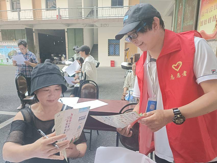 西陵区西坝街道甲街社区新时代文明实践站开展持续深入移风易俗文明实践活动——垃圾分类一小步，健康文明一大步.docx