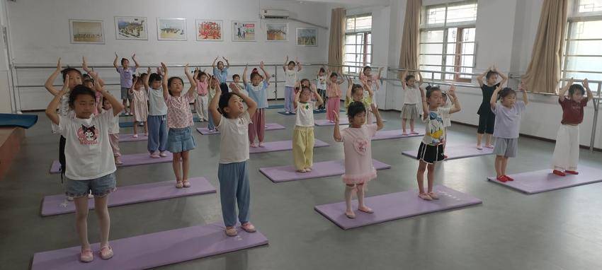 武当山文化馆暑期公益课受热捧 百余名孩童乐享艺术盛宴.docx