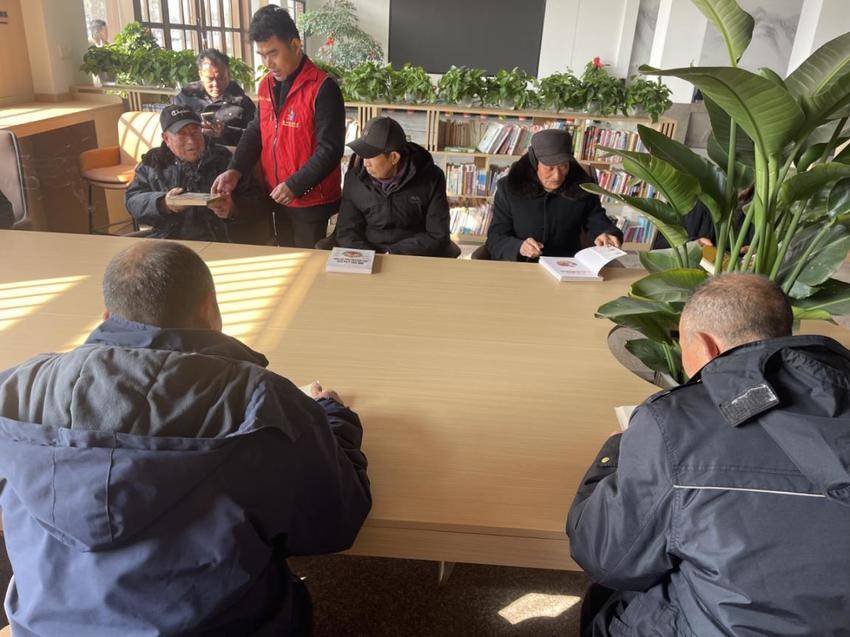 罗家桥街道开展“以书润心.以书相伴”全民阅读活动.docx