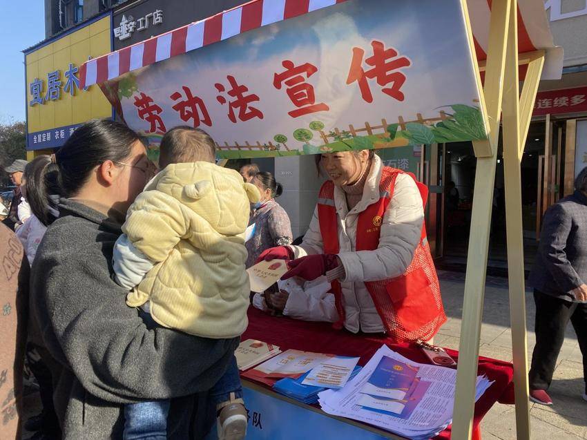以“文明”为媒 以“赶集”为趣  罗家桥街道“文明集市”弘扬文明新风(副本)(副本).docx