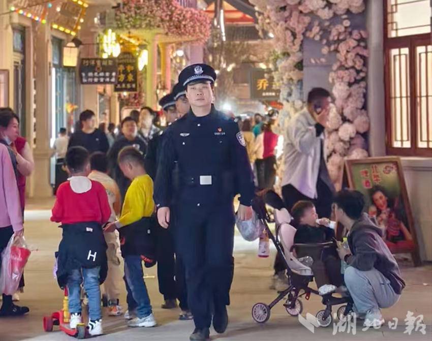 民警在乔街巡逻