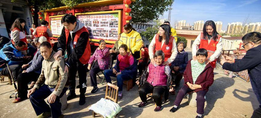 罗家桥街道：劳模引领，群团助力！新业态力量温暖老人心.docx