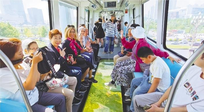 外國(guó)游客飽覽荊山楚水、體驗(yàn)真實(shí)中國(guó)：我們像在一幅山水畫(huà)里航行