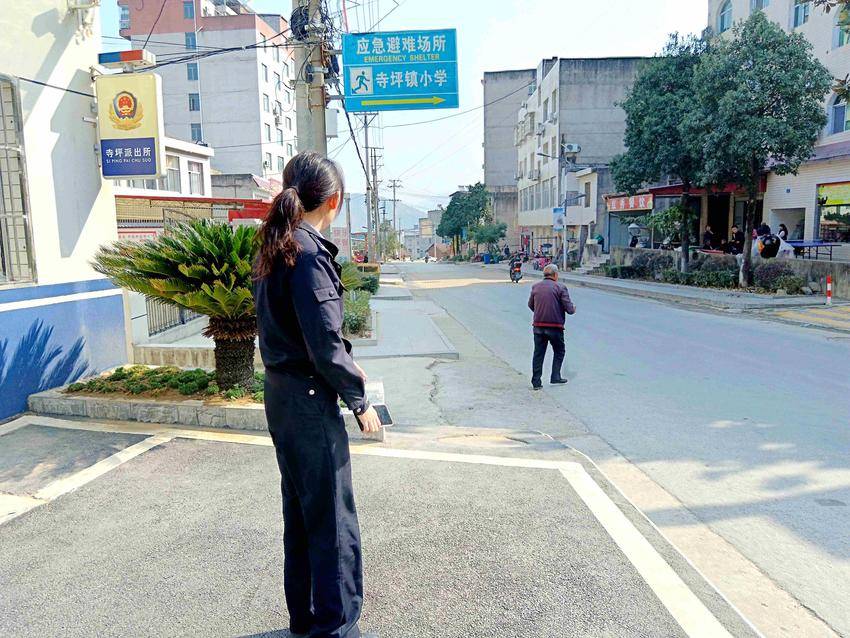 民警目送李大伯离所