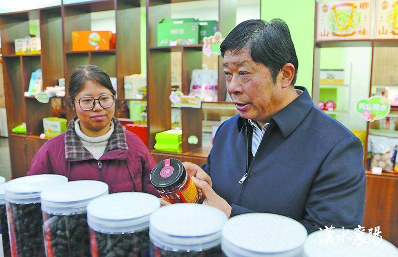 ▲闵洪艳(右)关心共富超市营业情况。