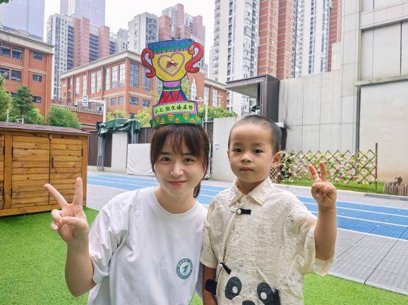 《叮！您的教师节限定款已到账——萌娃给老师‘颁个奖’》——青一幼红钢城园 通讯报道（戚丽萍、张芬）.docx