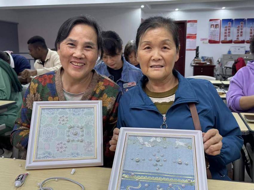 10.23（改1）让非遗文化“走出去”！中外居民制作宋锦珍珠画.docx