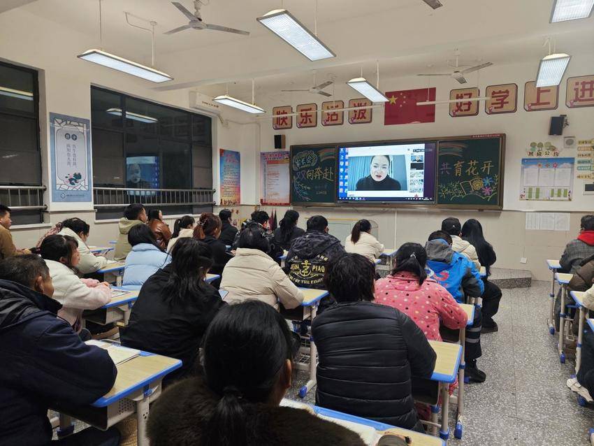 杨叶镇白沙小学成功举办2025学年秋季学期家长会.docx