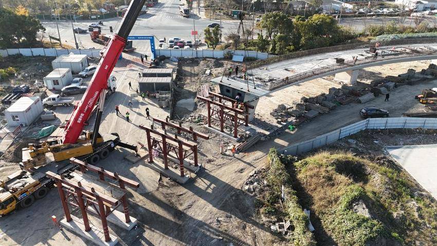 【交通强国】中交二航局北湾快速通道项目首节钢箱梁吊装.docx