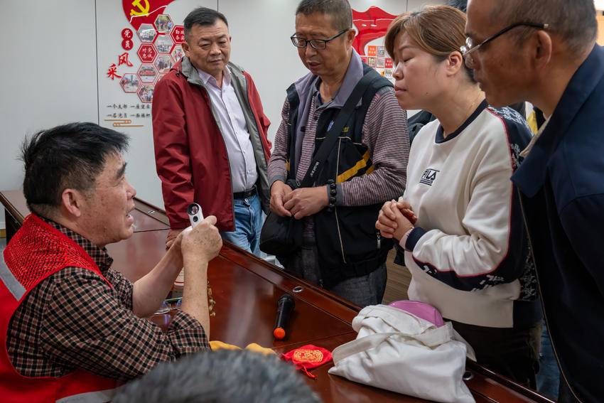 现场互动踊跃   居民点赞够味   黄石港区收藏艺术进社区暨区文艺夜校第七期培训活动精彩举办.doc