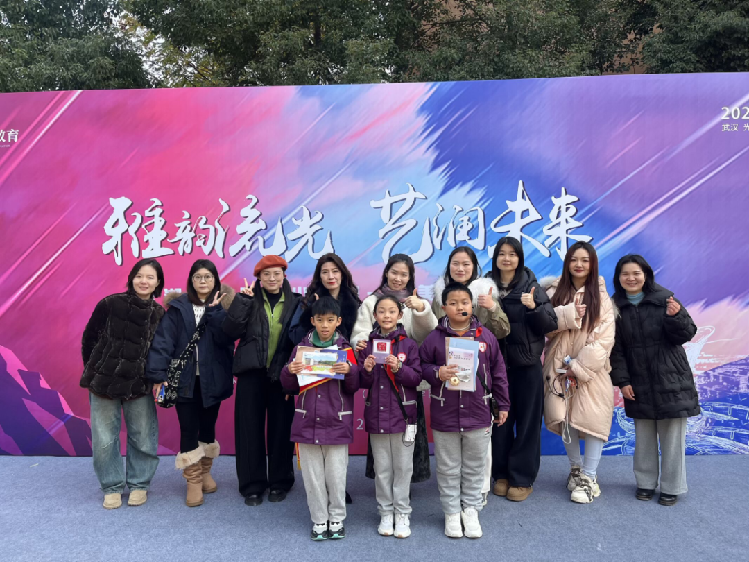 光谷一小美术组全体成员2.png