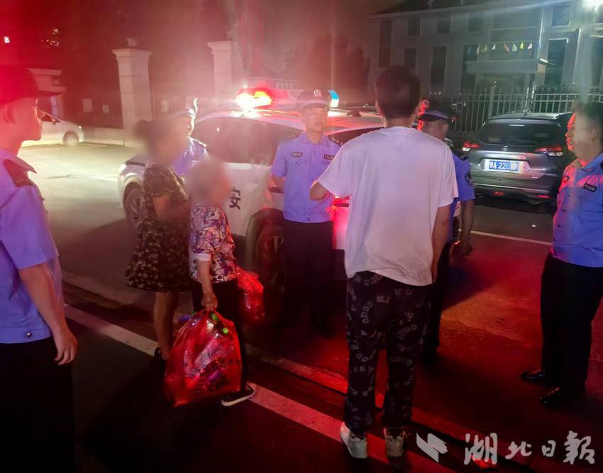 （警方深夜帮助走失老人回家）