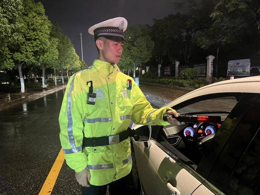 三闯火场 四护生命--从橄榄绿到警服蓝 他的警灯始终为平安闪烁.docx