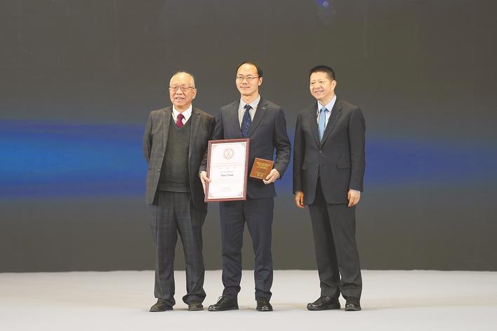 袁新意（中）在第十届世界华人数学家大会领奖。（受访者供图）