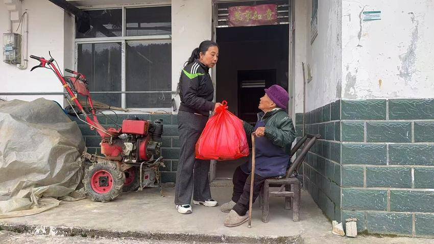 入户走访送政策，贴心服务暖人心.doc