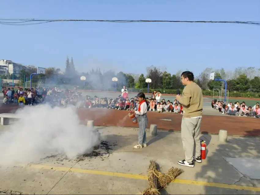 开展消防演练(1).docx