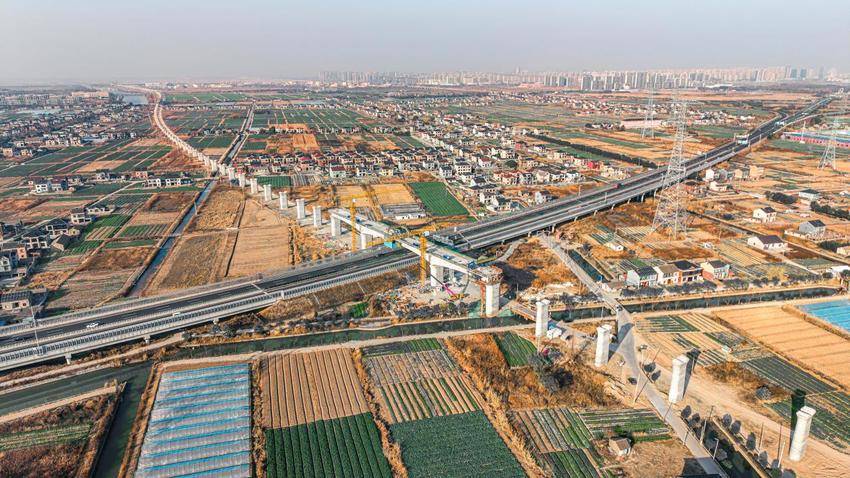 【交通强国】新建通苏嘉甬高铁慈溪特大桥跨杭甬复线连续梁合龙.docx