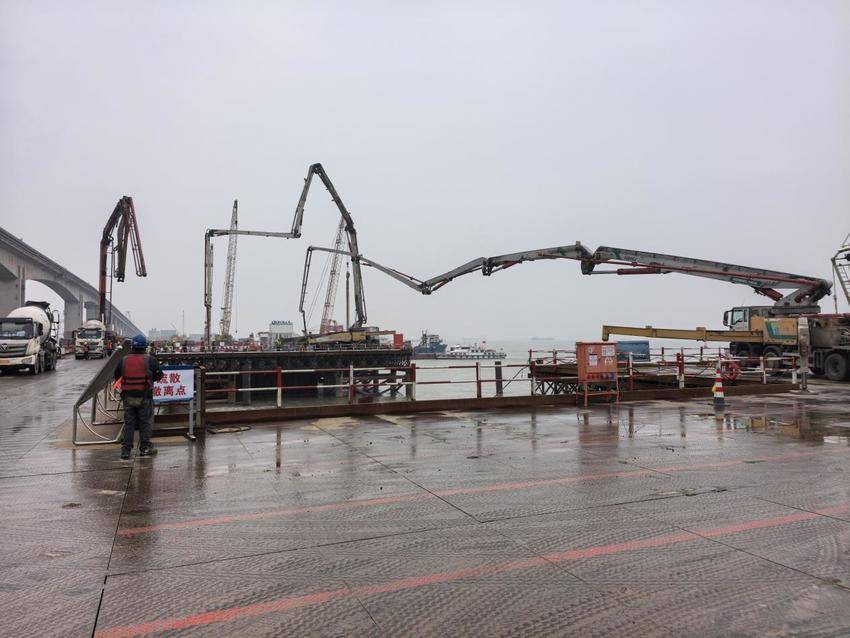 【特别策划】中交二航局南通天生港输煤栈桥首个主墩承台浇筑完成.docx