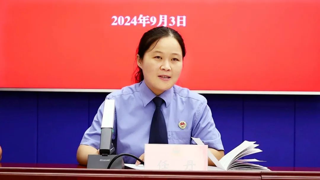 襄城区检察院党组副书记、副检察长任丹宣读交叉巡回检察工作方案