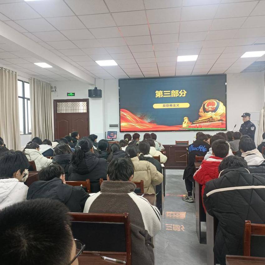 警校联动筑防线 安全课堂护成长.docx