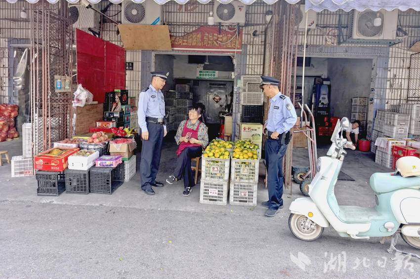 民警走访水果交易市场