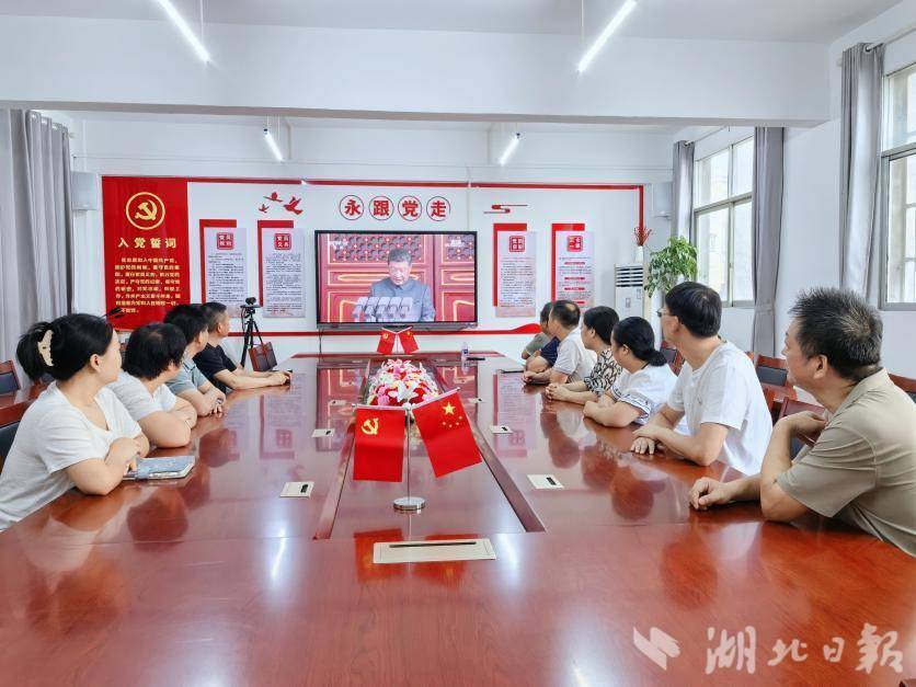 蕲春县第三实验小学观看阅兵式稿件.docx
