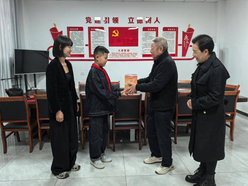 宜城市关工委看望荣获全省青少年“中华魂”主题演讲小学组一等奖学生杨景皓.docx