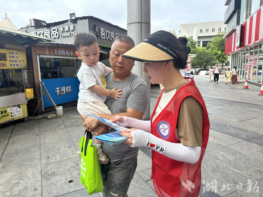 东风路街道：夏日送清凉 关怀暖人心(1).doc