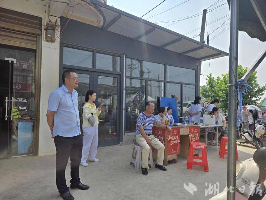 龙舟竞渡庆端午，安保维稳护安全——花桥镇筑牢百米港龙舟平安防线(1).docx