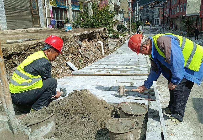 街面铺砖施工现场