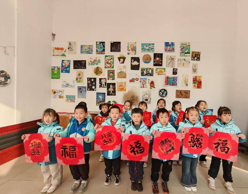 安陆经开区城东社区：萌娃巧手拓“福”迎新年，童心驿站洋溢喜庆乐.doc