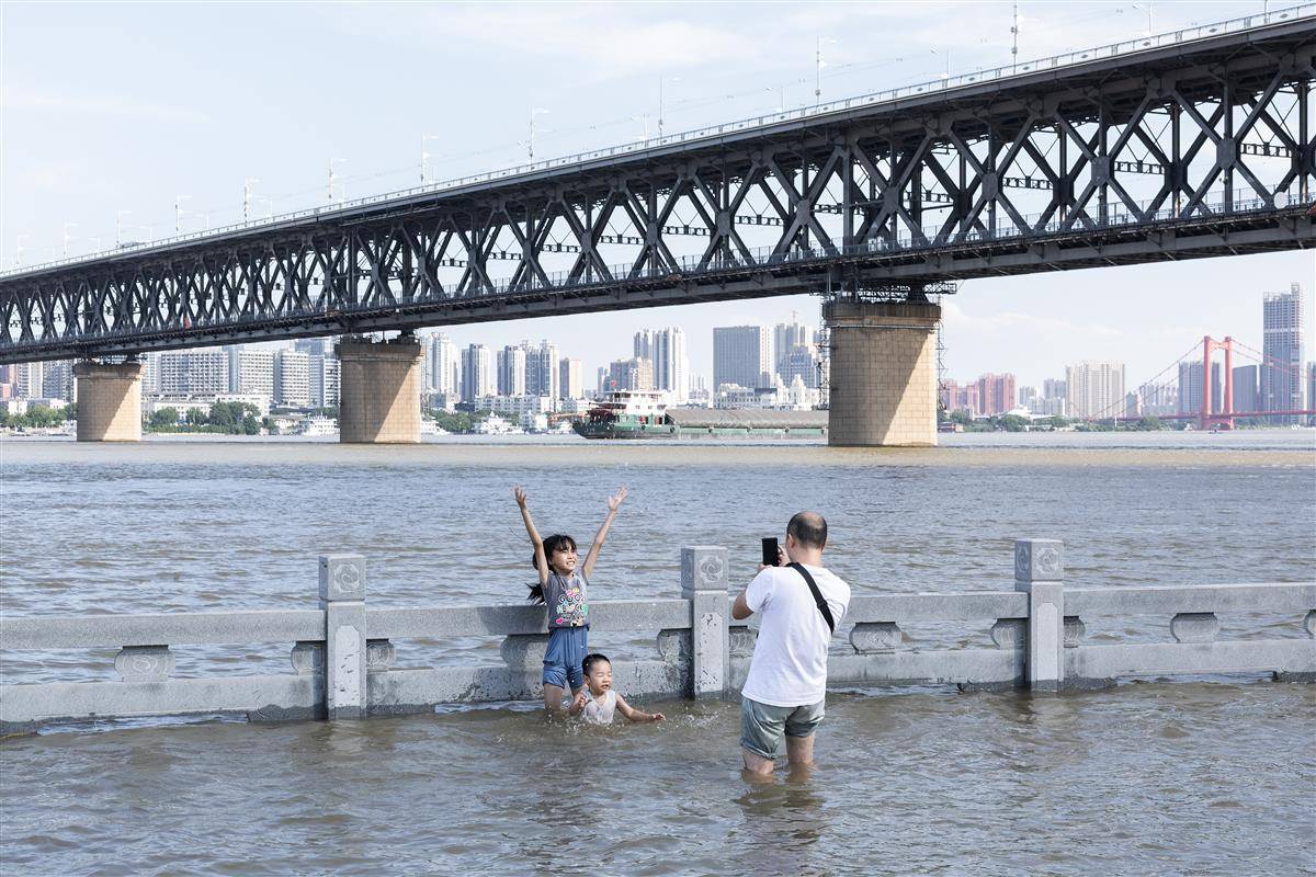 高溫黃色預(yù)警，武漢市民親水納涼