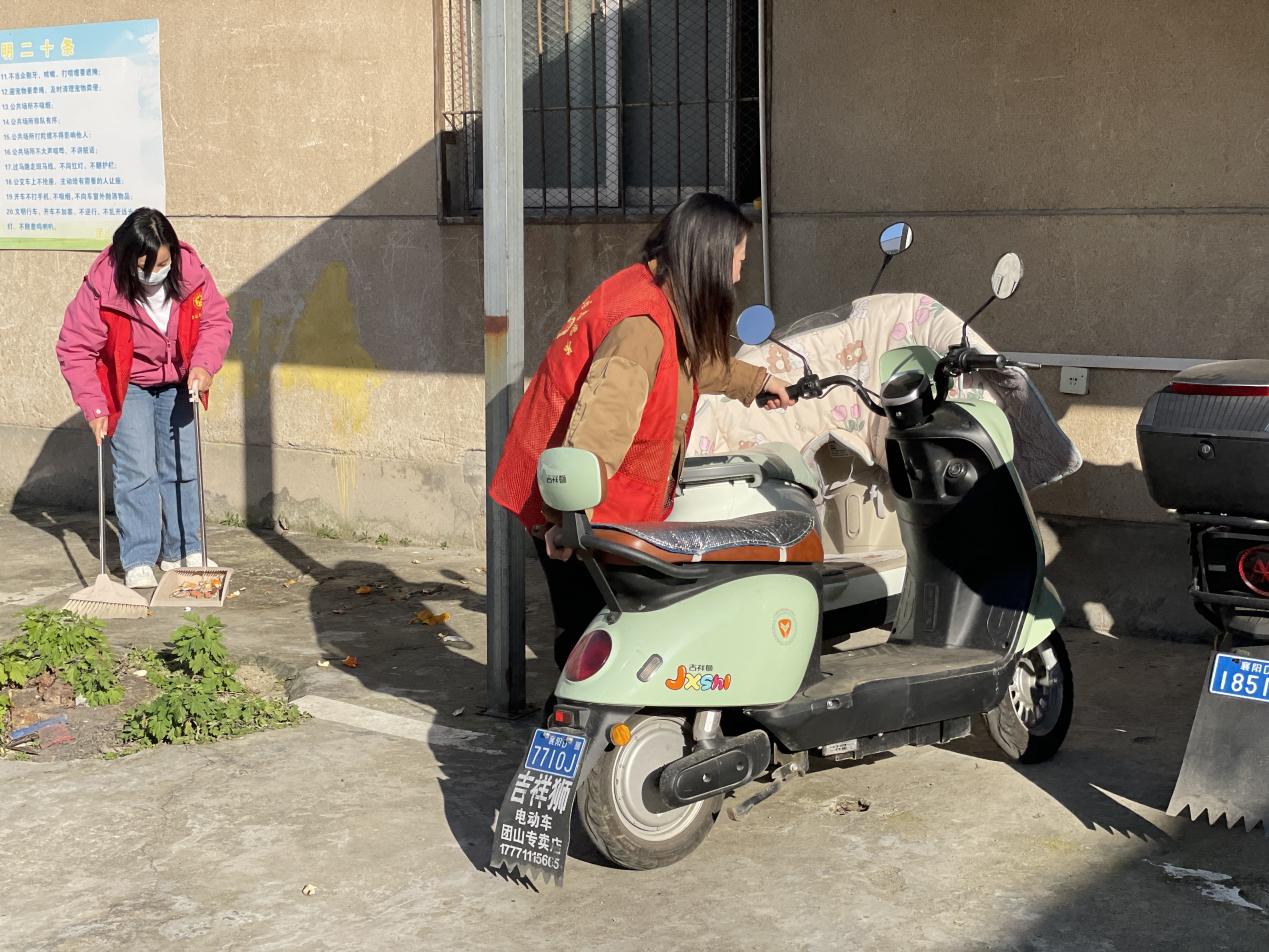 团山镇团山社区：携手洁城美家园，志愿服务暖人心.docx