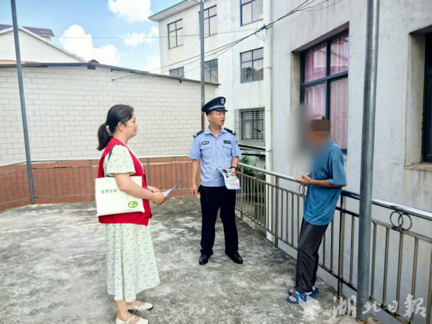 民警联合网格员开展净空安全宣传