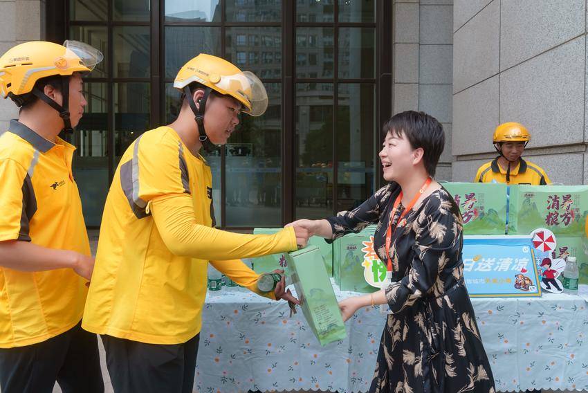 梧桐树保险经纪开展夏日关爱活动,为武汉外卖小哥送去清凉关怀