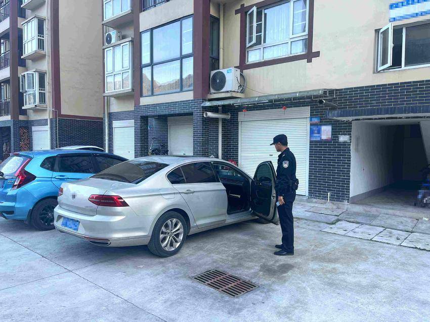 民警在调查车辆内被盗财物