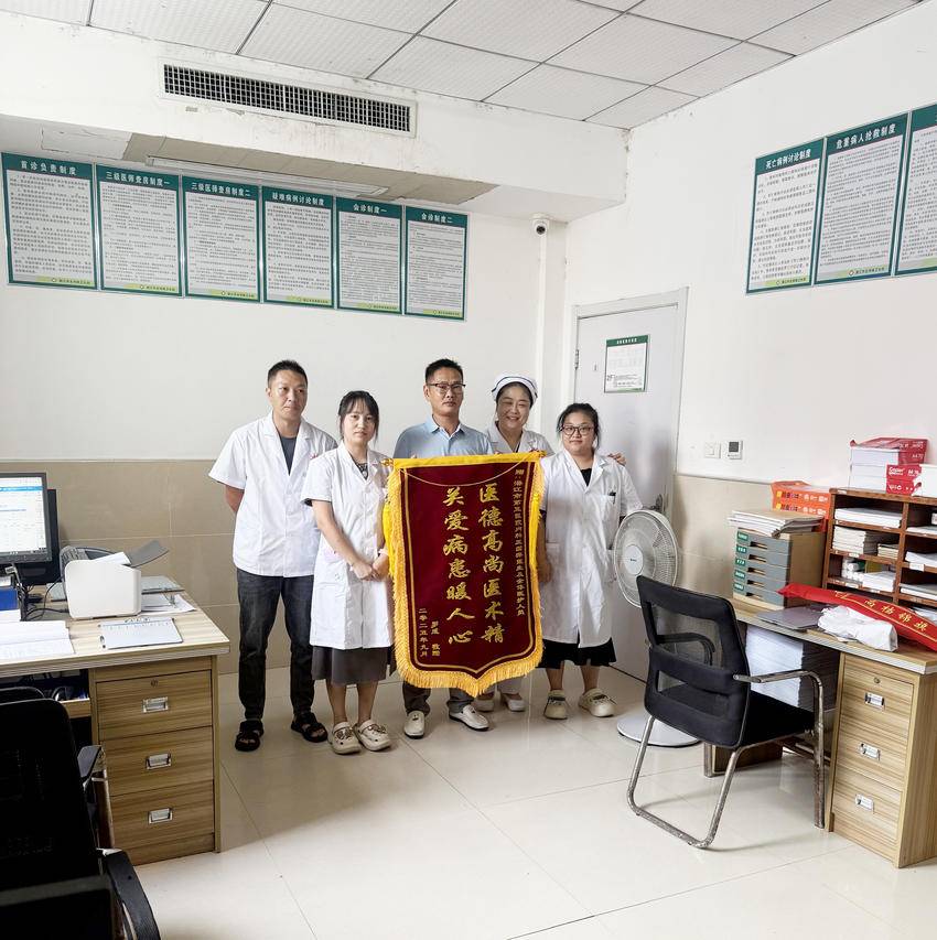 妙手仁心获赞誉，八旬患者家属送锦旗表感激.doc