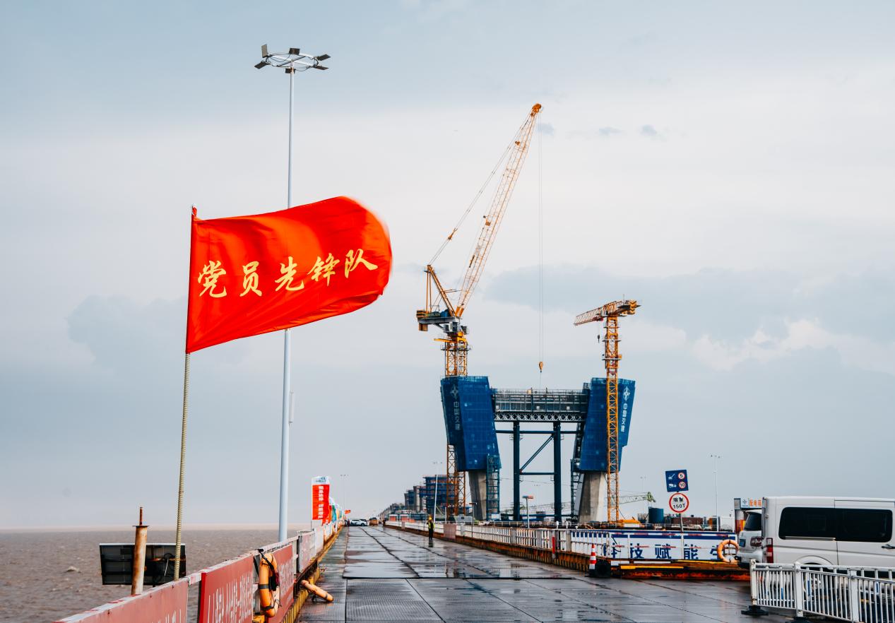 【交通强国】杭州湾跨海铁路大桥南航道桥南主塔下横梁首层混凝土浇筑完成.docx