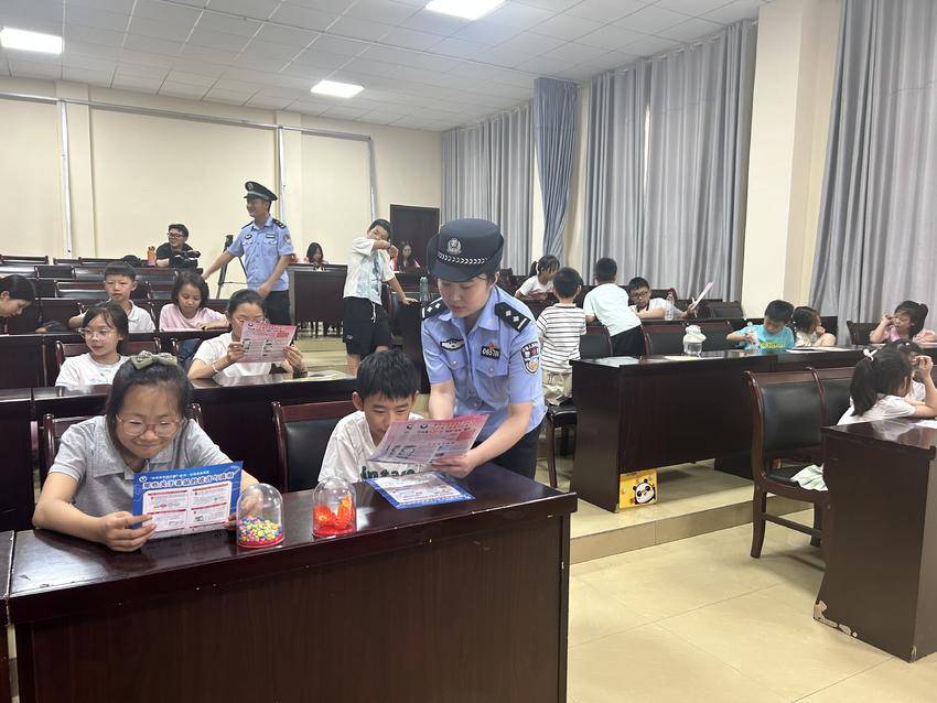 禁毒民警给学生发放宣传单页