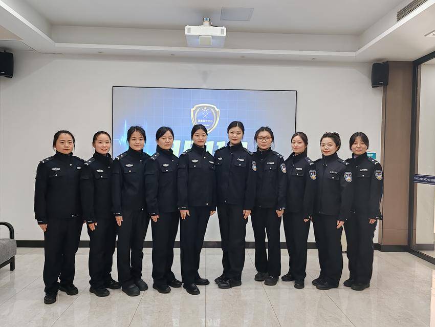 襄阳市公安局96110反诈专线女警合影