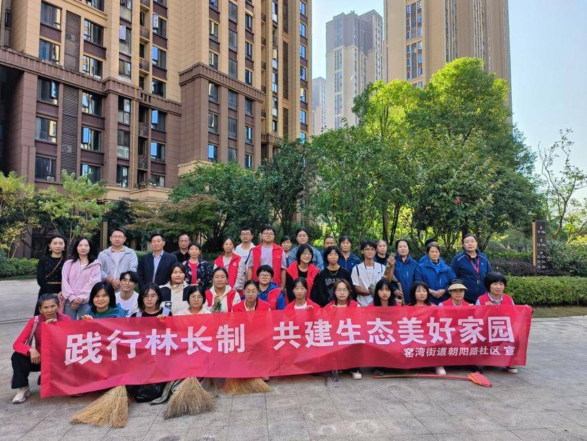 朝阳路社区开展秋季护林爱国卫生运动.docx