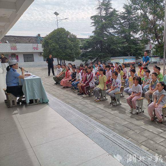 广水交警开展秋季交通安全开学“第一课”，点亮平安“新学期”