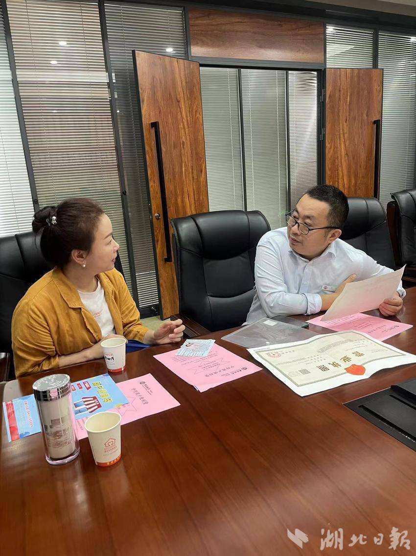 中国银行鄂州分行工作人员为商户介绍普惠政策。